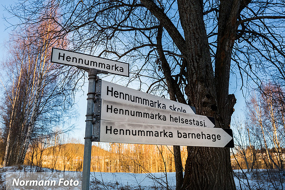 Hennummarka skilt01